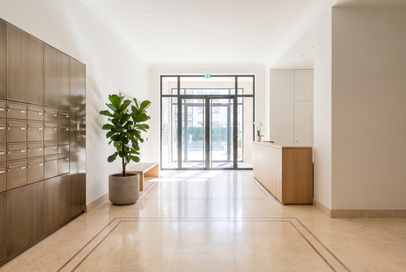 Hall d'entrée d'immeuble entretenu à Genève
