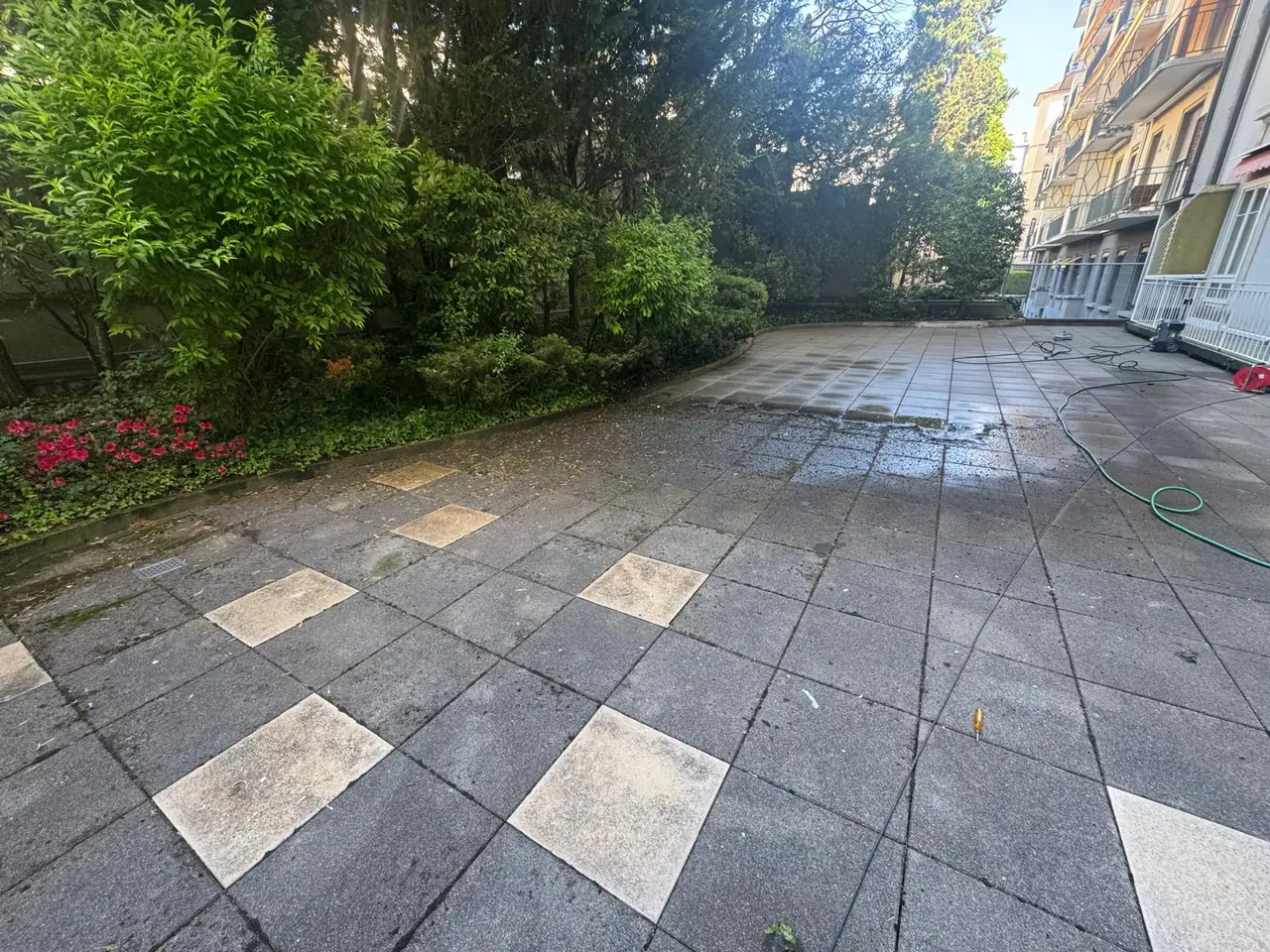 Dallage de cour en damier avant nettoyage haute pression à Genève