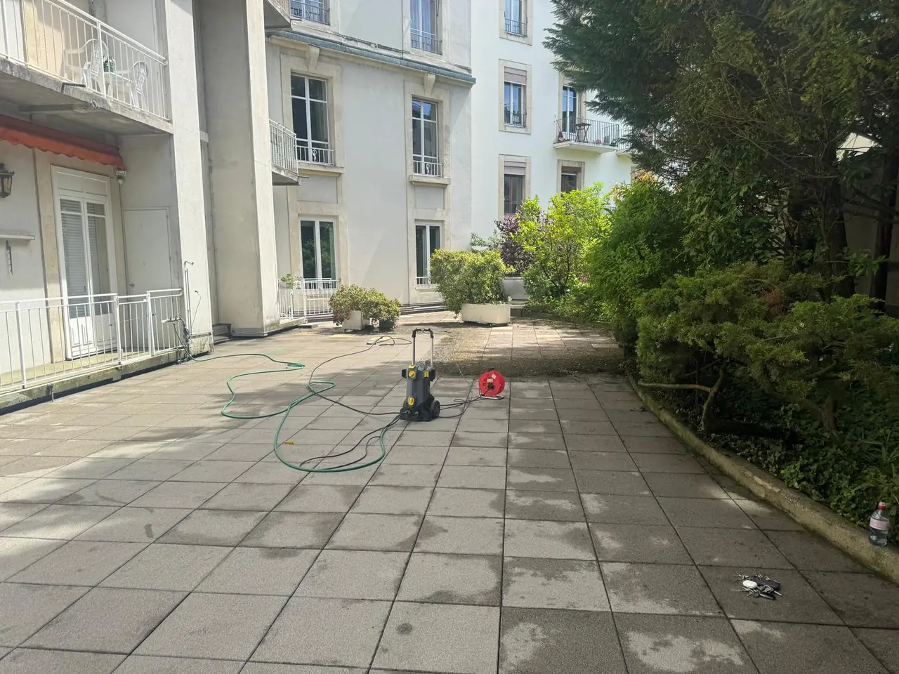 Cour d'immeuble nettoyée au nettoyeur haute pression à Genève