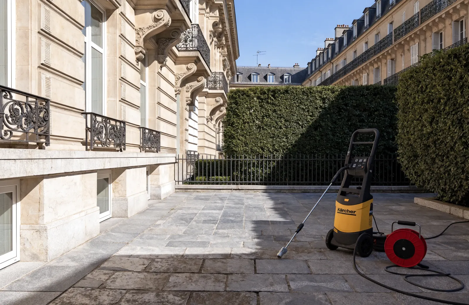 Nettoyage haute pression d'une cour d'immeuble à Genève